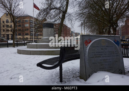 Vue de l'Association Mémorial de la marine marchande Bristol recouvert de neige à partir de la tempête Emma Banque D'Images