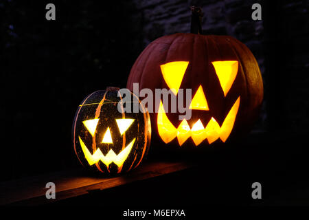Citrouilles d'Halloween une grande et une petite Banque D'Images