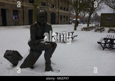 Statue de John Cabot, en face de l'Arnofilni Arts Gallery à l'Harbourside, Bristol, dans la neige de tempête Emma Banque D'Images