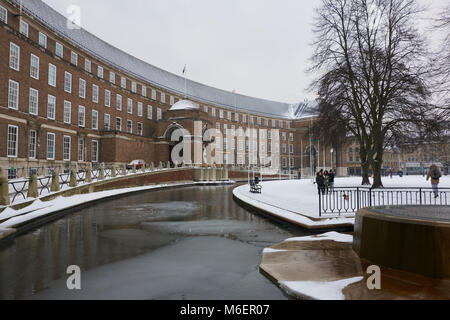 Vue de côté de l'édifice du conseil municipal de Bristol sur College Green, Bristol, dans la neige de tempête Emma Banque D'Images