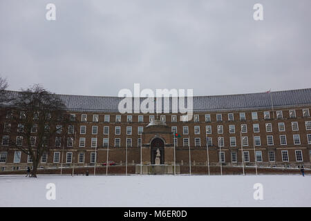 Vue de la façade de l'édifice du conseil municipal de Bristol sur College Green, Bristol, dans la neige de tempête Emma Banque D'Images