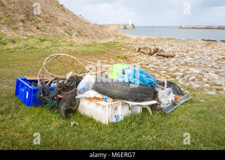 Les déchets de plastique et de caoutchouc se sont rassemblés sur la rive, Northumberland Royaume-uni Banque D'Images