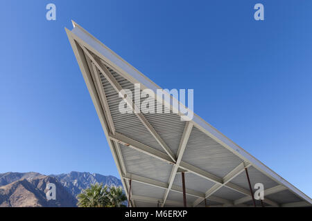 Palm Springs, Californie : le caractère distinctif de l'auvent en porte-à-faux du Tramway station d'essence. L'ère des années 60 monument moderniste a fonctionné comme le Palm Sp Banque D'Images