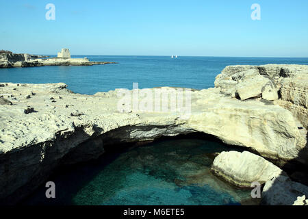 Littoral dans Roca près de Lecce sur la côte Adriatique dans le Salento, Italie Banque D'Images