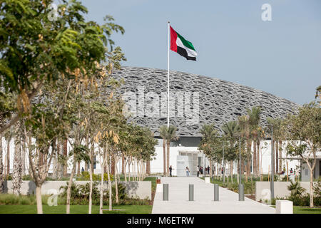ABU DHABI, EMIRATS ARABES UNIS - Février 24, 2018 : l'eau à l'extérieur du pavillon du Louvre Abou Dhabi, conçu par l'architecte Jean Nouvel. Banque D'Images