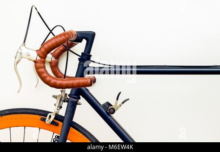 Certains des vieux vélo sur mur blanc. Banque D'Images