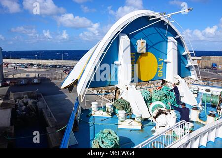 Soulevées avant du canal de Gozo ferry Malita ligne pour permettre aux voitures de débarquer dans le port, de Malte, de l'Europe. Banque D'Images