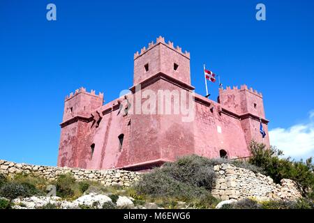 Vue sur St Agathas Fort également connu comme le Fort Rouge, Mellieha, Malte, l'Europe. Banque D'Images