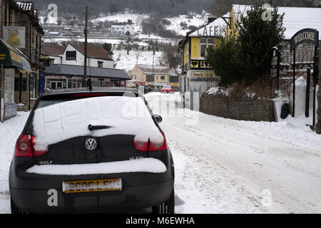 Neige sur voiture garée en disant bonjour dans une zone vide de Cheddar Somerset Banque D'Images