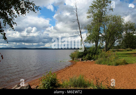 Plage par Orsa lake in Dalarna, en Suède, en août. Banque D'Images