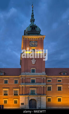 VARSOVIE, POLOGNE - 19 JUIN 2016 : Tour de l'horloge du château royal dans la vieille ville Banque D'Images