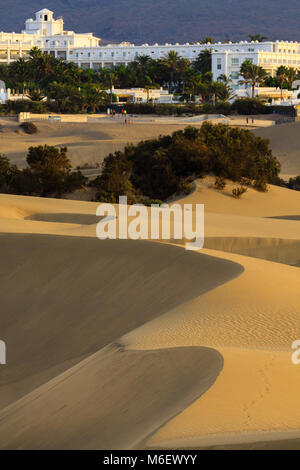 Hôtel de luxe blanc sur la mer de dunes de Maspalomas. Banque D'Images