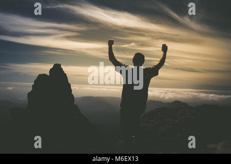 L'homme Silhouette levant les mains sur sur la montagne de l'île de Grande Canarie. Banque D'Images