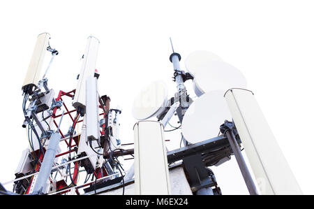 Tour de l'antenne pour signal de radiodiffusion. isolated on white Banque D'Images