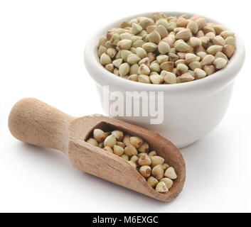 Le sarrasin dans bol et scoop sur fond blanc Banque D'Images