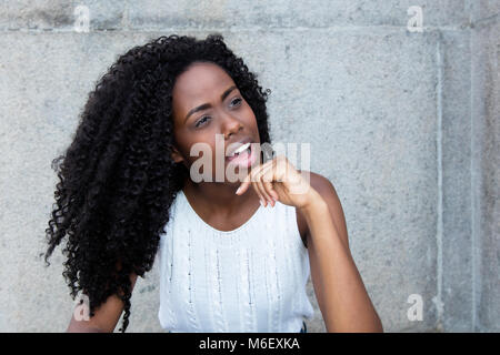 Penser african american woman avec les cheveux noirs bouclés outddors Banque D'Images