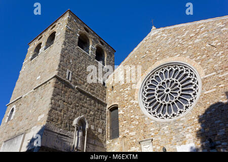 Façade et clocher de la cathédrale de San Giusto à Trieste, Italie Banque D'Images