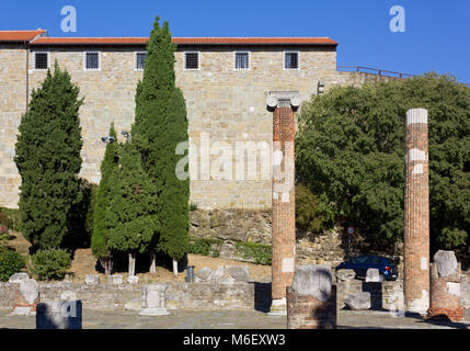 Vue sur le château de San Giusto et le forum romain reste à Trieste, Italie Banque D'Images