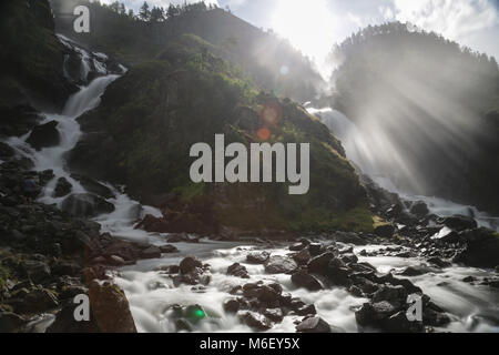 L'eau douce de la rough Latefossen falls en Odda Norvège Banque D'Images