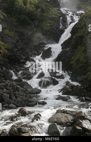 L'eau douce de la rough Latefossen falls en Odda Norvège Banque D'Images