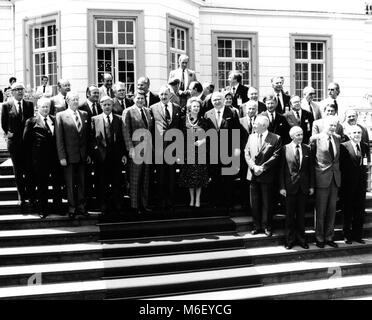 Portrait des participants de la réunion au sommet de l'OTAN à Bonn avec U S le président Ronald Reagan et d'autres dirigeants du monde y compris de Margaret Thatcher en Grande-Bretagne et de Pierre Trudeau du Canada (centre supérieur), Bonn, Allemagne, 6/11/1982. Banque D'Images