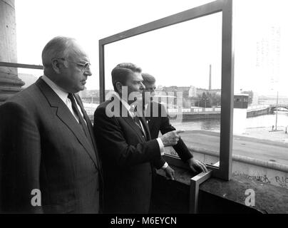 U S le président Ronald Reagan (centre) donne sur le mur de Berlin depuis le balcon du Reichstag, flanqué par le Chancelier M. Helmut Kohl (à gauche) et le maire de Berlin, Eberhard Diepgen (droite), Berlin, 06/12/1987. Banque D'Images