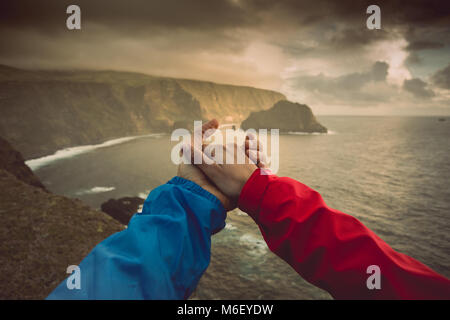 Donner deux mains avec un beau paysage en arrière-plan Banque D'Images