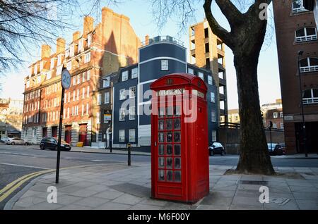 L'emblématique k2 téléphone design kiosque vu ici à clerkenwell londres grande bretagne Banque D'Images