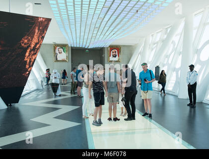 La trame historique de Dubaï, les touristes à l'intérieur de regarder à travers la passerelle, transparent Banque D'Images