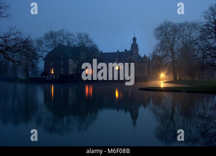 Château Darfeld, en Allemagne en hiver avec un léger brouillard pendant la nuit. Banque D'Images