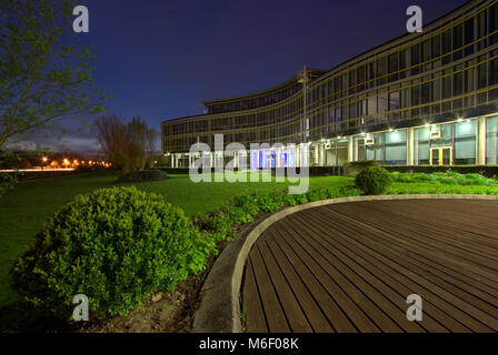 Face avant d'un immeuble de bureaux dans la région de Münster, Allemagne la nuit. Banque D'Images