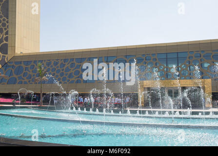 Les gens faisant la queue pour obtenir à l'intérieur de la trame historique de Dubaï Banque D'Images