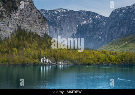 Un château magnifique avec des montagnes en arrière-plan sur les rives du lac Hallstatter vierges près de Hallstatt en Autriche Banque D'Images