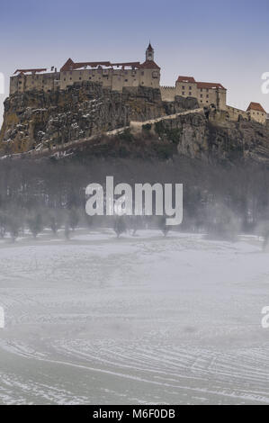 Image frontale, verticale de l'élever au-dessus du château de Riegersburg brouillard congelé et les terres agricoles dans le sud de l'Autriche Banque D'Images