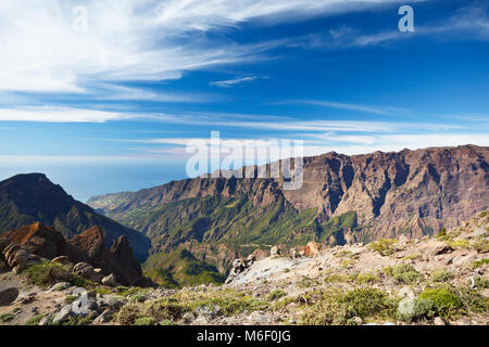 Vue sur les parois rocheuses de la Caldera de Taburiente de Pico de la nieve en La Palma, Espagne. Banque D'Images