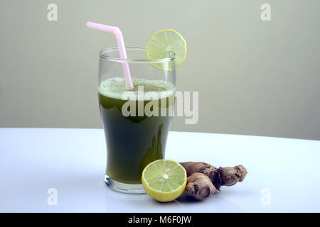 Un verre de jus de canne à sucre avec tranche de citron et gingembre Banque D'Images