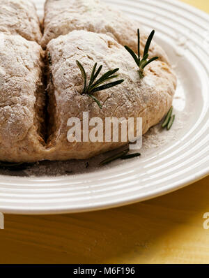 Quatre tranches Baker dans score des Irish Soda Bread pour St Patrick's Day. L'Encart d'herbes de romarin. Macro-vision de pain Banque D'Images