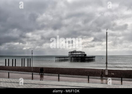 Le Brighton Pier brûlée Banque D'Images