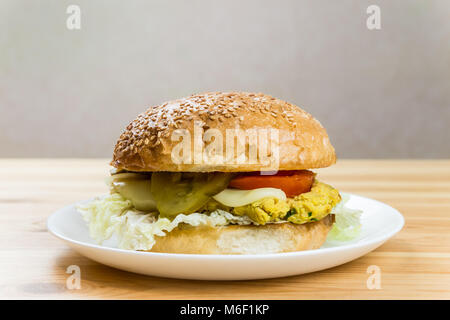 Burger végétarien sur une plaque blanche Banque D'Images