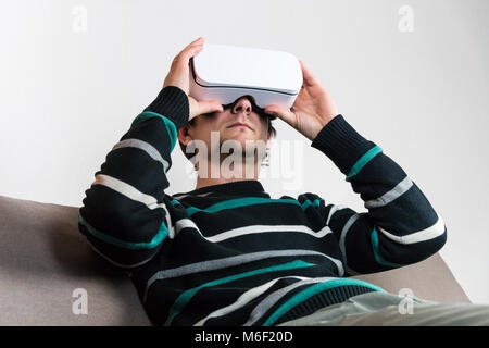 L'homme à casque de réalité virtuelle Banque D'Images