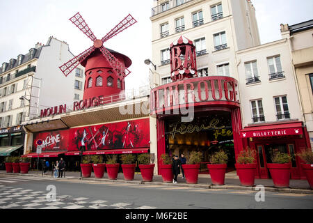 PARIS, FRANCE - 24 janvier 2018 : Avis au Moulin Rouge à Paris, France. La maison d'origine, qui a brûlé en 1915, a été reconstruit en 1921. Banque D'Images