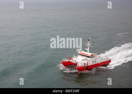 Remorqueur moderne de couleur rouge et blanc dans la mer libre. Banque D'Images