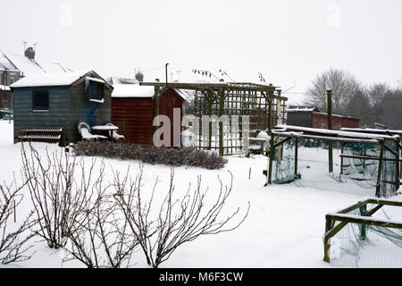 Jardins d'attribution en hiver avec la neige, Warwickshire, UK Banque D'Images