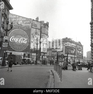 1960, Londres, vue historique de Piccadilly Circus et ses célèbres des panneaux publicitaires, de Regent Street. Banque D'Images