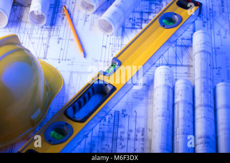 L'architecture et de la construction concept. Rouleaux de plans, libela et casque du constructeur. Banque D'Images