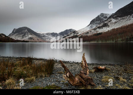 Buttermere Lake dans le Lake District en hiver, fells dans Fleetwith vue : Brochet, meules et haut Stile Banque D'Images