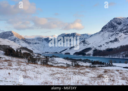 Buttermere Lake dans le Lake District en hiver, fells dans Fleetwith vue : Brochet, meules et haut Stile Banque D'Images