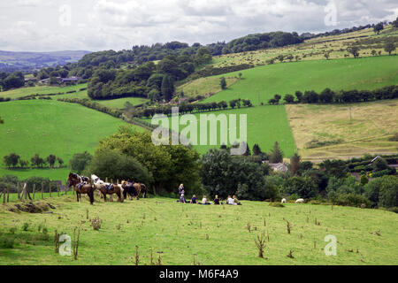Chevaux et cavaliers s'arrêter pour se reposer sur l'Offa's Dyke Path longue distance sur la colline au-dessus de 52 Disgwylfa Montgomeryshire tandis qu'un sur les randonnées à cheval maison de vacances Banque D'Images
