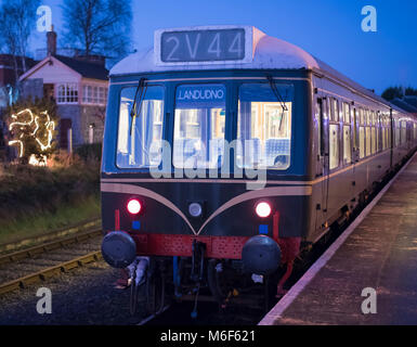 La DMU termine sa course de la journée de boxe comme nuit attire en station à Kidderminster. Severn Valley Railway, Kidderminster, Worcestershire, Angleterre, Europe Banque D'Images