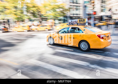 La ville de New York, USA - 28 octobre 2017 : Manhattan Columbus Circle et Broadway Street road avec panoramique d'une seule voiture taxi jaune Banque D'Images